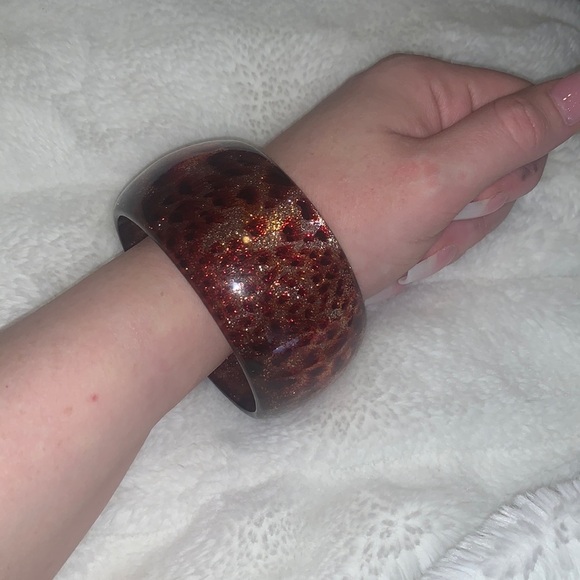 Leopard print glitter resin bracelet - Picture 3 of 7